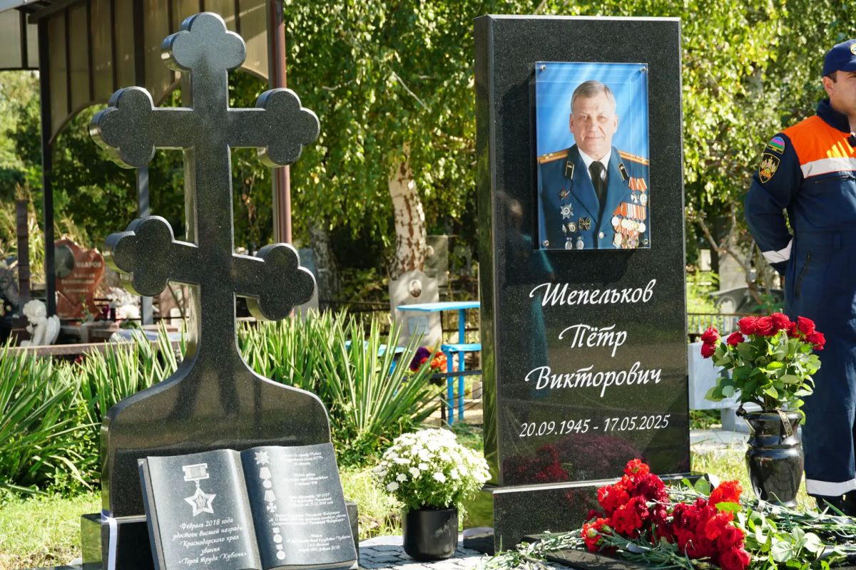 Памятник основателю службы «Кубань-СПАС» Петру Викторовичу Шепелькову Памятник основателю службы «Кубань-СПАС» Петру Викторовичу Шепелькову