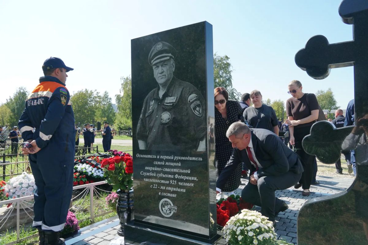 Памятник основателю службы «Кубань-СПАС» Петру Викторовичу Шепелькову Памятник основателю службы «Кубань-СПАС» Петру Викторовичу Шепелькову