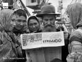 #архив_ТАСС_Юг. Потомки эмигрировавших в XVIII веке в Турцию кубанских казаков, прибывшие в Советский Союз на теплоходе "Грузия", читают газету "Правда" за 21 сентября 1962 года в морском порту города