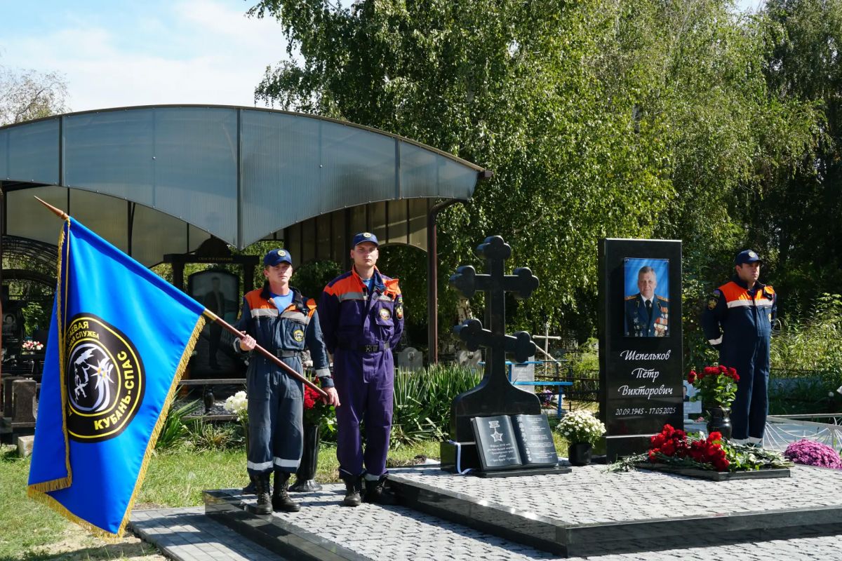 Памятник основателю службы «Кубань-СПАС» Петру Викторовичу Шепелькову Памятник основателю службы «Кубань-СПАС» Петру Викторовичу Шепелькову