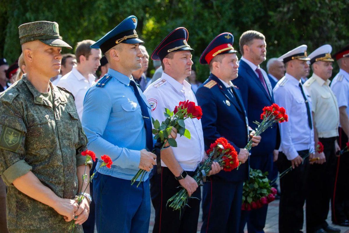 В Анапе возложили венки и цветы к Вечному огню В Анапе возложили венки и цветы к Вечному огню