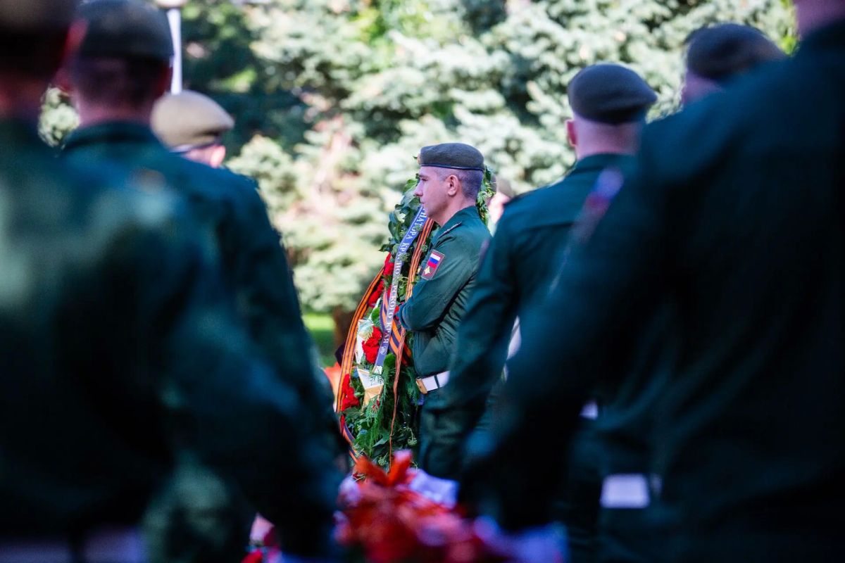 В Анапе возложили венки и цветы к Вечному огню В Анапе возложили венки и цветы к Вечному огню