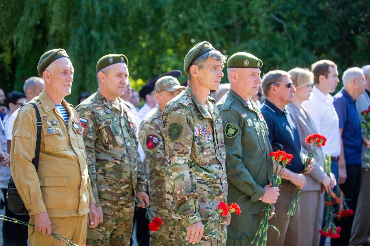 В Анапе возложили венки и цветы к Вечному огню В Анапе возложили венки и цветы к Вечному огню