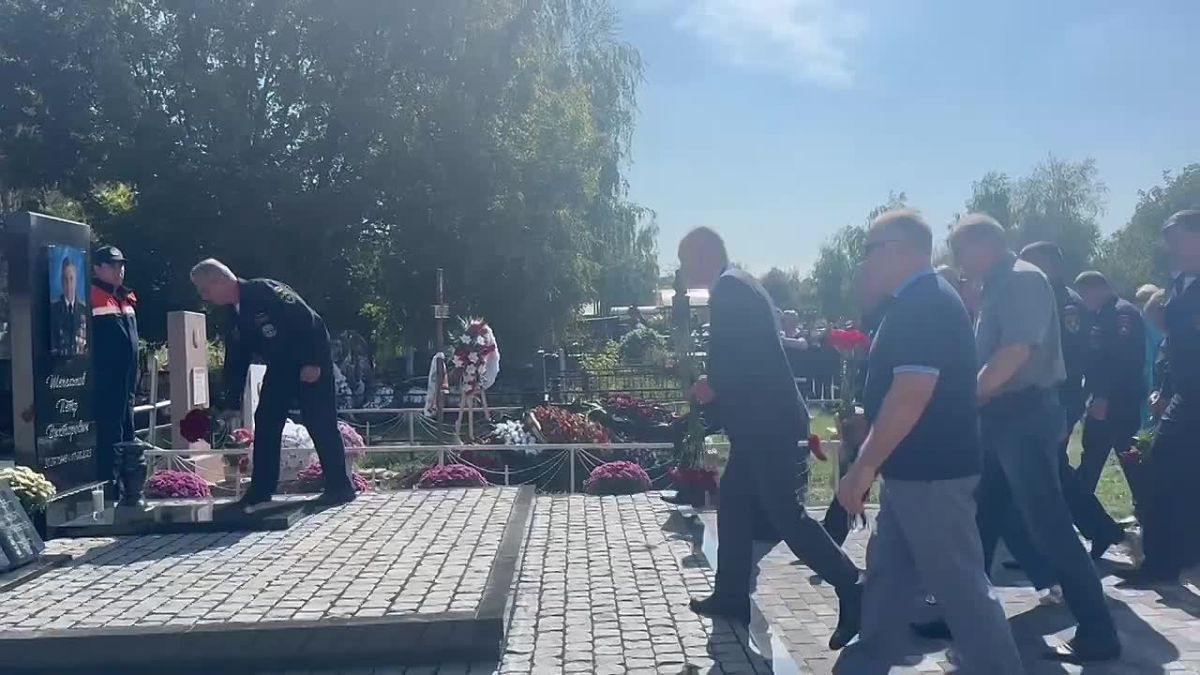 Памятник основателю службы «Кубань-СПАС» Петру Викторовичу Шепелькову