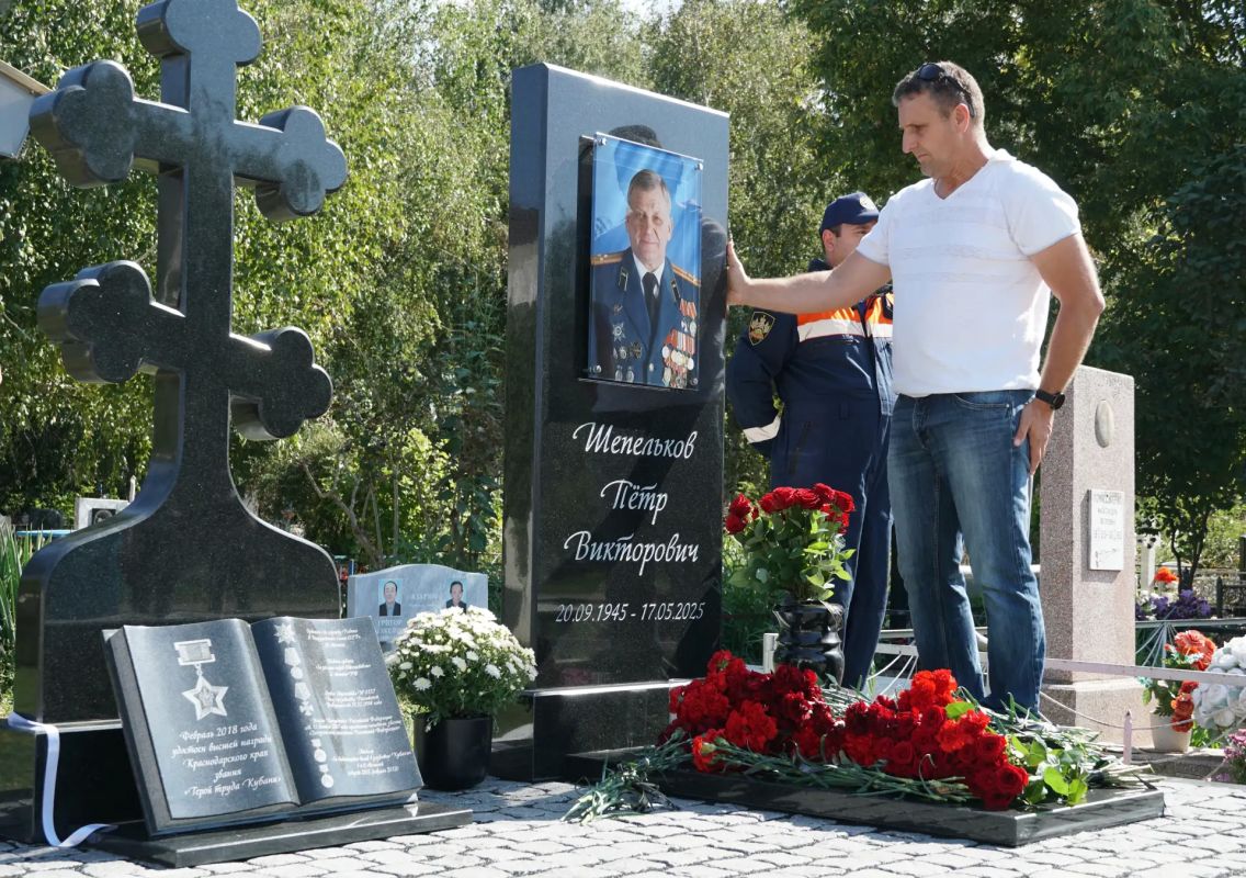 Памятник основателю службы «Кубань-СПАС» Петру Викторовичу Шепелькову Памятник основателю службы «Кубань-СПАС» Петру Викторовичу Шепелькову