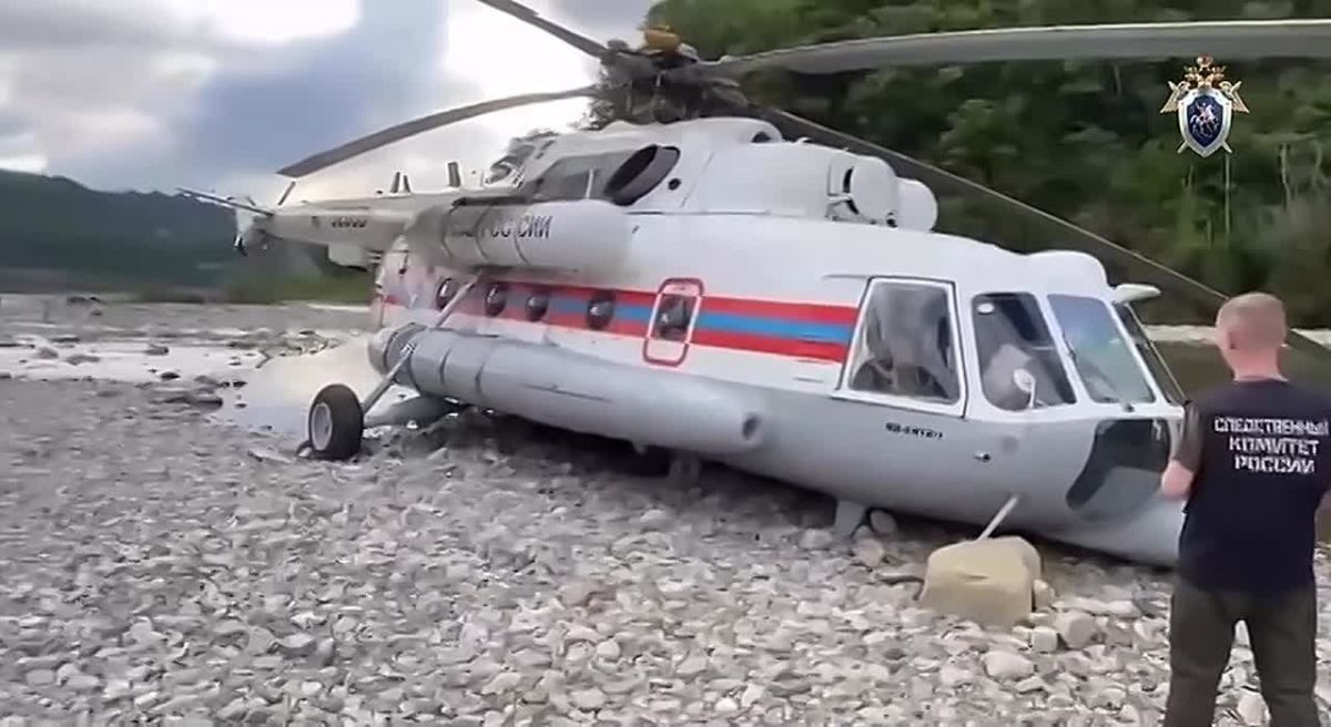 Следствием установлено, что днём 22 августа в ходе выполнения полёта над территорией Лазаревского района Краснодарского края вертолёт Ми-8МТВ-1 под управлением пилота из-за отказа двух двигателей совершил аварийную посадку в...
