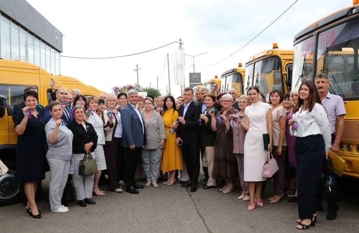 Сегодня состоялась торжественная передача ключей от 59 новых автобусов представителям образовательных организаций 20 муниципалитетов края Сегодня состоялась торжественная передача ключей от 59 новых автобусов представителям образовательных организаций 20 муниципалитетов края