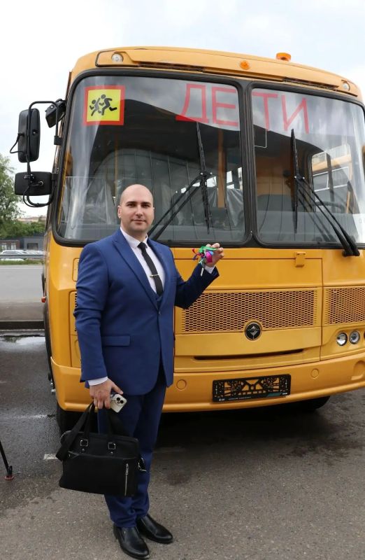 Сегодня состоялась торжественная передача ключей от 59 новых автобусов представителям образовательных организаций 20 муниципалитетов края Сегодня состоялась торжественная передача ключей от 59 новых автобусов представителям образовательных организаций 20 муниципалитетов края
