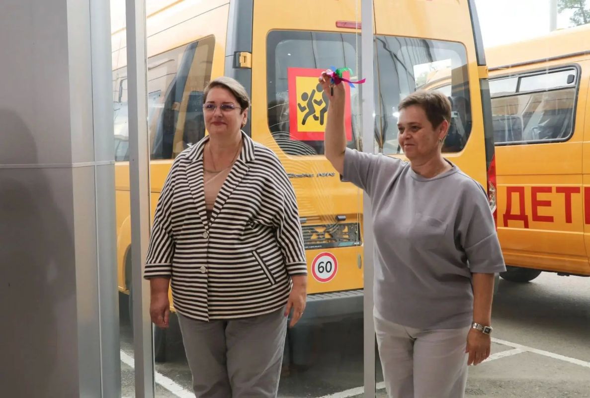 Сегодня состоялась торжественная передача ключей от 59 новых автобусов представителям образовательных организаций 20 муниципалитетов края Сегодня состоялась торжественная передача ключей от 59 новых автобусов представителям образовательных организаций 20 муниципалитетов края