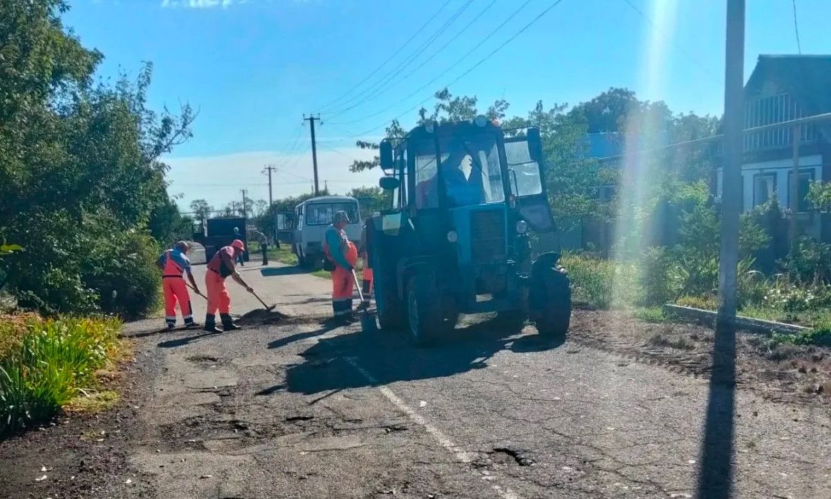 В посёлке Комсомолец Ейского района обновили дорожное полотно В посёлке Комсомолец Ейского района обновили дорожное полотно