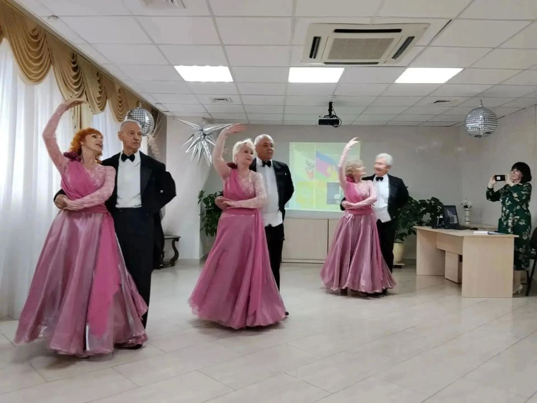 Роскошные дамы и элегантные кавалеры закружились в праздничном вальсе! Роскошные дамы и элегантные кавалеры закружились в праздничном вальсе!