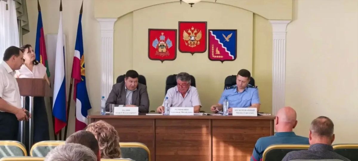 Прокурор Тимашевского района Михаил Бескоровайный принял участие в 15-й сессии Совета МО Тимашевский район вместе с главой района Андреем Палием