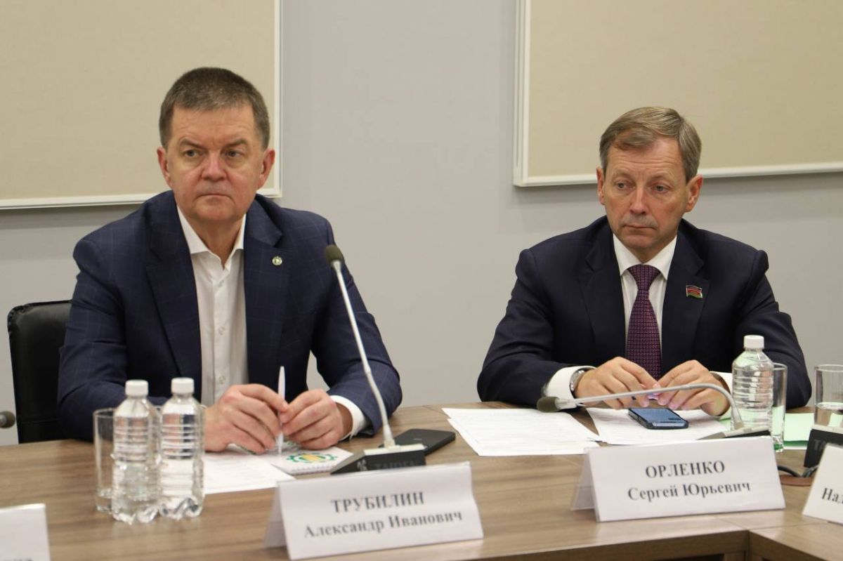 В рамках первого дня «Кубанской ярмарки» глава региона Вениамин Кондратьев провел встречу с фермерами, в ходе которой обсуждались проблемные вопросы малого агробизнеса В рамках первого дня «Кубанской ярмарки» глава региона Вениамин Кондратьев провел встречу с фермерами, в ходе которой обсуждались проблемные вопросы малого агробизнеса