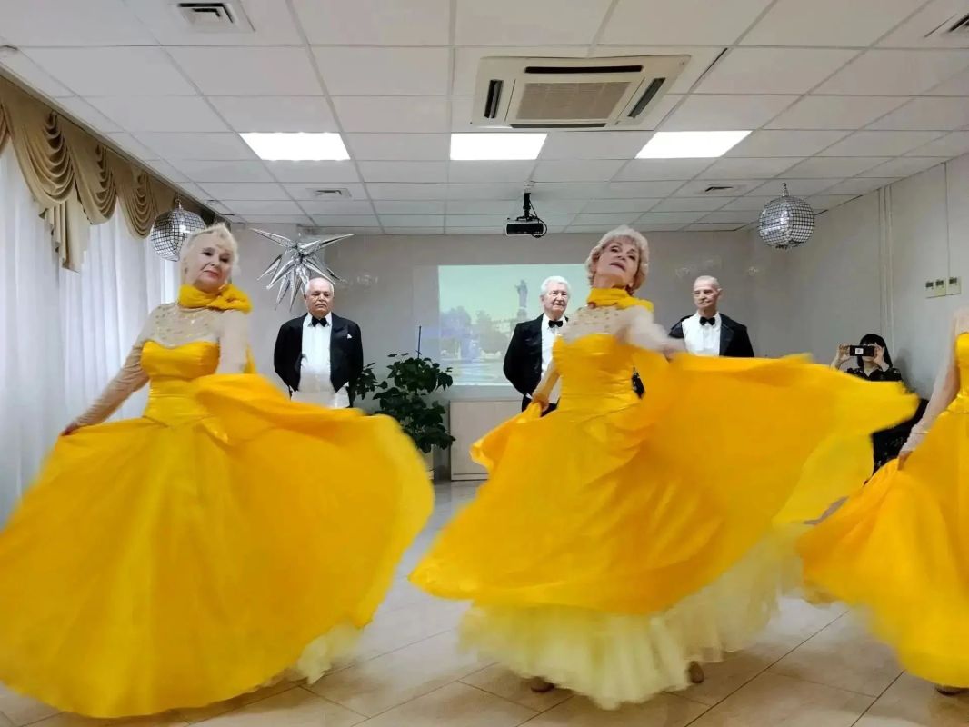 Роскошные дамы и элегантные кавалеры закружились в праздничном вальсе! Роскошные дамы и элегантные кавалеры закружились в праздничном вальсе!