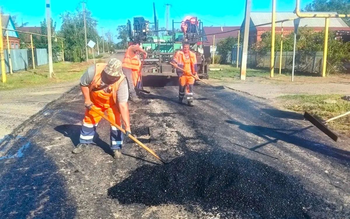 В посёлке Комсомолец Ейского района обновили дорожное полотно В посёлке Комсомолец Ейского района обновили дорожное полотно