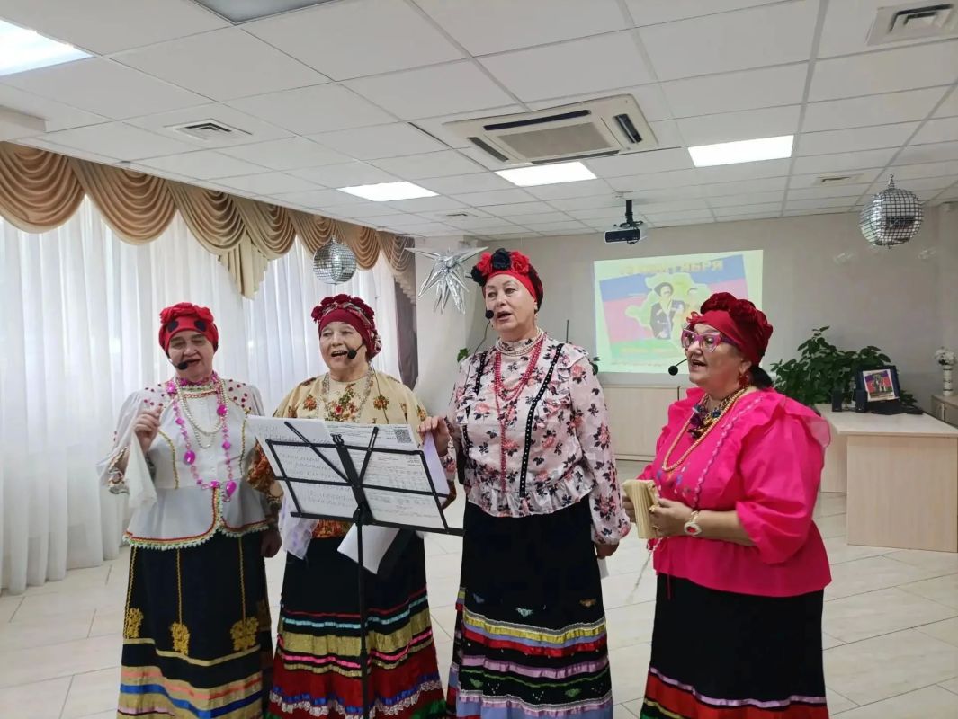 Роскошные дамы и элегантные кавалеры закружились в праздничном вальсе! Роскошные дамы и элегантные кавалеры закружились в праздничном вальсе!
