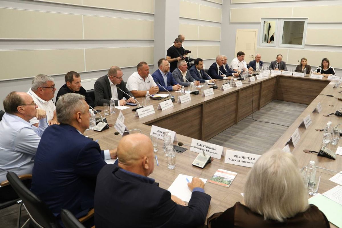 В рамках первого дня «Кубанской ярмарки» глава региона Вениамин Кондратьев провел встречу с фермерами, в ходе которой обсуждались проблемные вопросы малого агробизнеса В рамках первого дня «Кубанской ярмарки» глава региона Вениамин Кондратьев провел встречу с фермерами, в ходе которой обсуждались проблемные вопросы малого агробизнеса