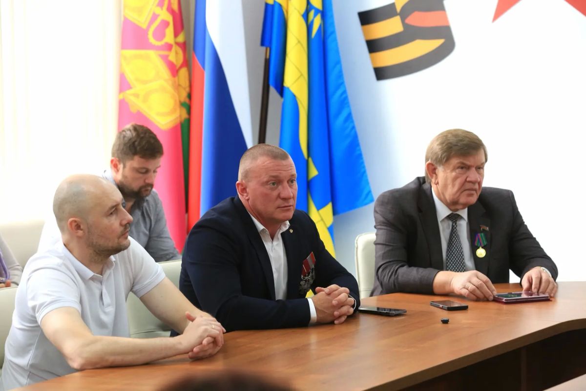 В Анапе женам героев СВО вручили медали «Супруге Защитника Отечества» В Анапе женам героев СВО вручили медали «Супруге Защитника Отечества»