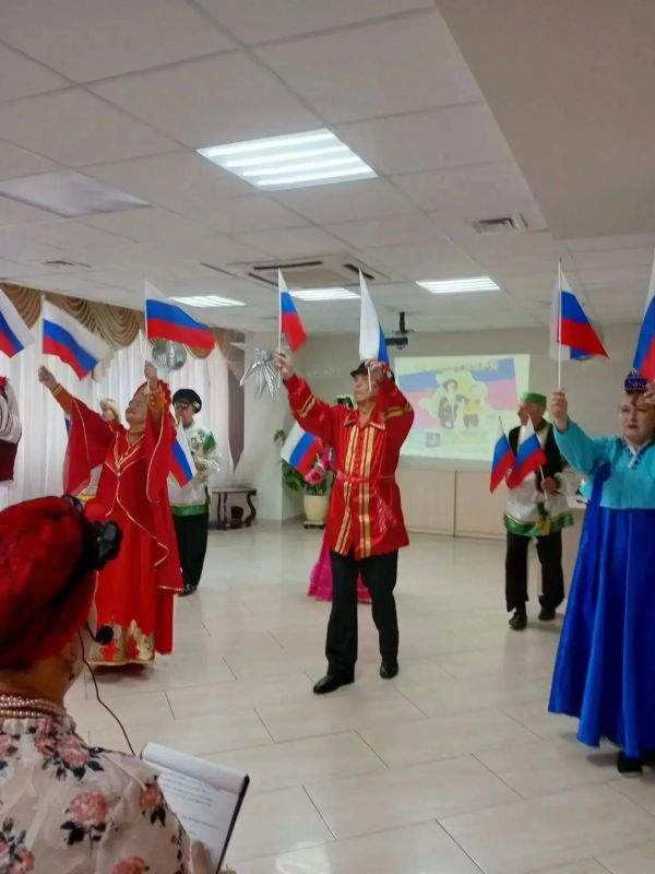 Роскошные дамы и элегантные кавалеры закружились в праздничном вальсе! Роскошные дамы и элегантные кавалеры закружились в праздничном вальсе!