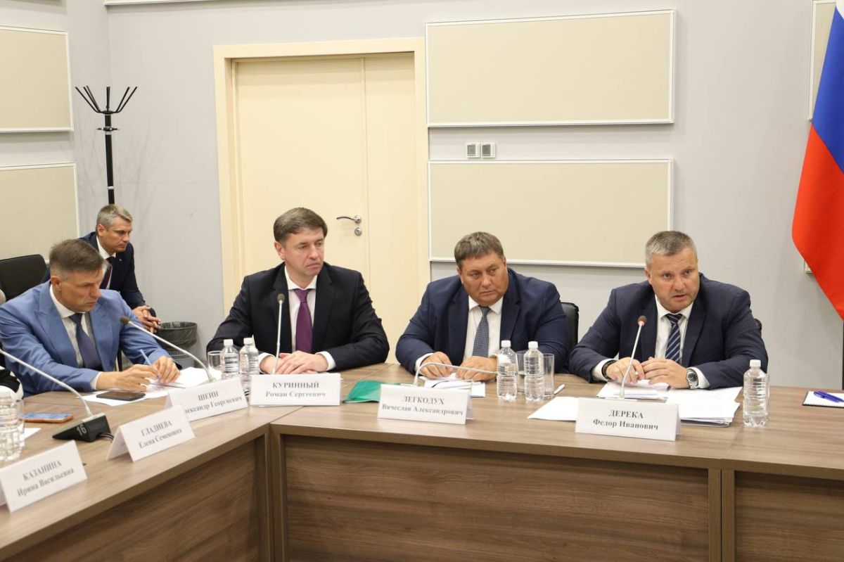 В рамках первого дня «Кубанской ярмарки» глава региона Вениамин Кондратьев провел встречу с фермерами, в ходе которой обсуждались проблемные вопросы малого агробизнеса В рамках первого дня «Кубанской ярмарки» глава региона Вениамин Кондратьев провел встречу с фермерами, в ходе которой обсуждались проблемные вопросы малого агробизнеса