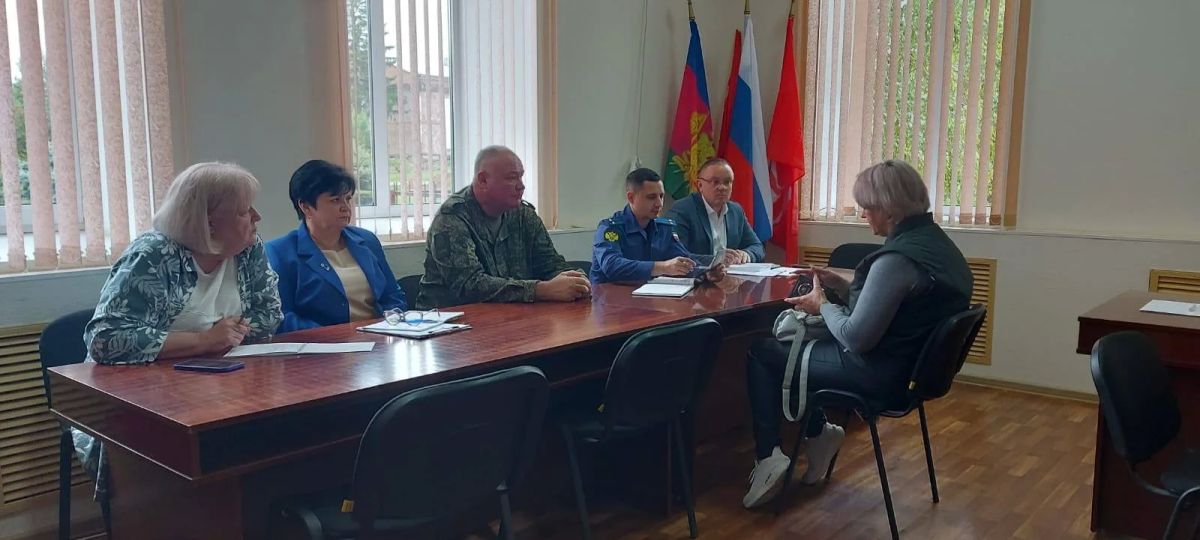Прокурор Новопокровского района провёл выездной приём участников СВО и их семей в станице Ильинской Прокурор Новопокровского района провёл выездной приём участников СВО и их семей в станице Ильинской