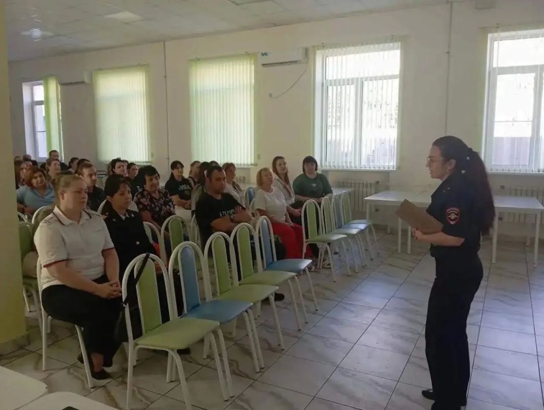 В Туапсе транспортные полицейские приняли участие в общешкольном родительском собрании В Туапсе транспортные полицейские приняли участие в общешкольном родительском собрании