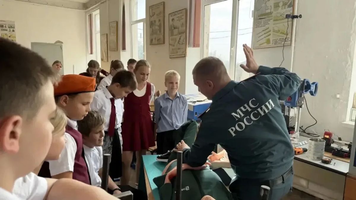 Сотрудники МЧС России провели урок первой помощи для подшефного класса школы в Кропоткине Сотрудники МЧС России провели урок первой помощи для подшефного класса школы в Кропоткине