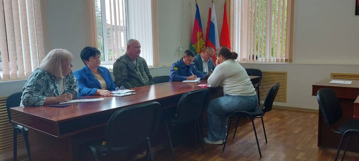 Прокурор Новопокровского района провёл выездной приём участников СВО и их семей в станице Ильинской
