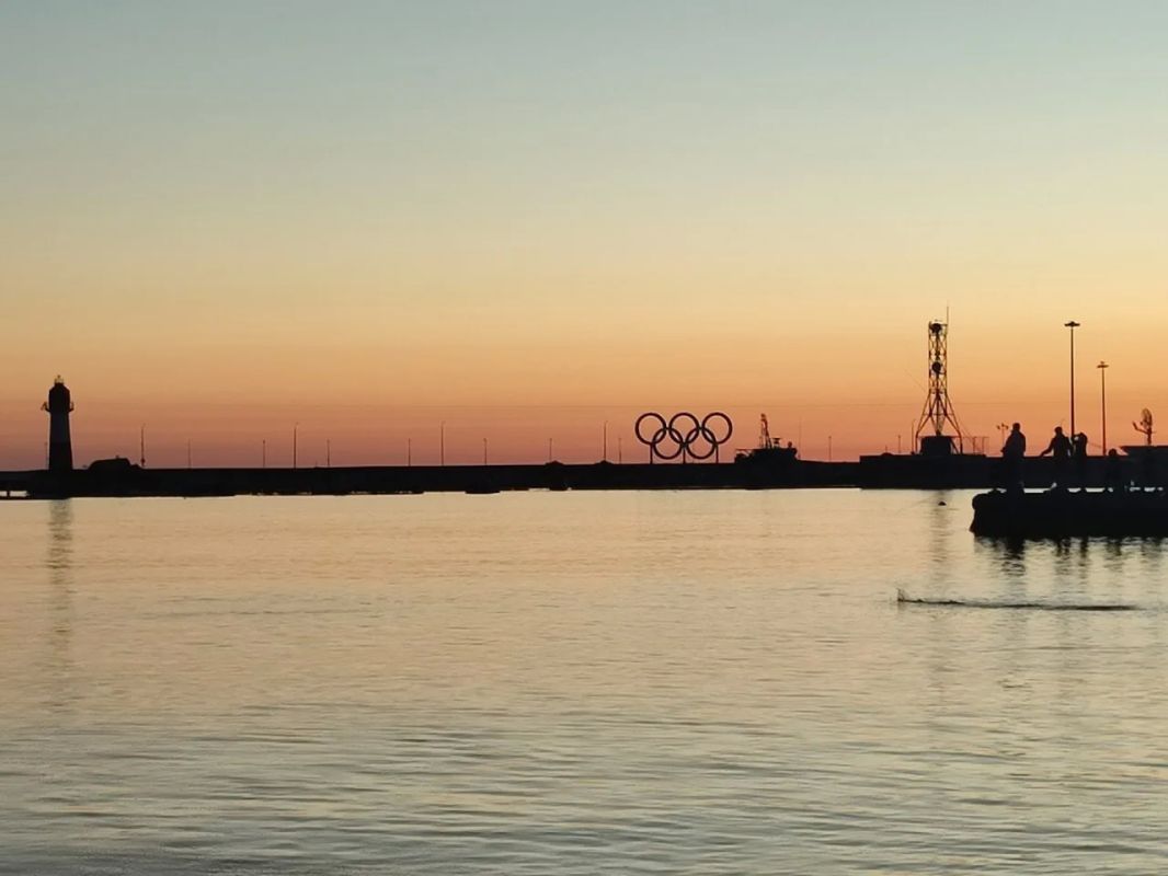 Утром Сочи толкнули. В 05:42 в акватории Черного моря к юго-западу от Сочи произошло землетрясение магнитудой 4,1