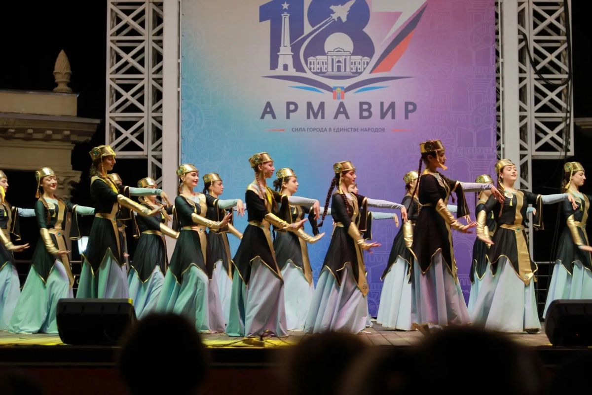 В Армавире продолжается праздничный концерт на Центральной площади В Армавире продолжается праздничный концерт на Центральной площади