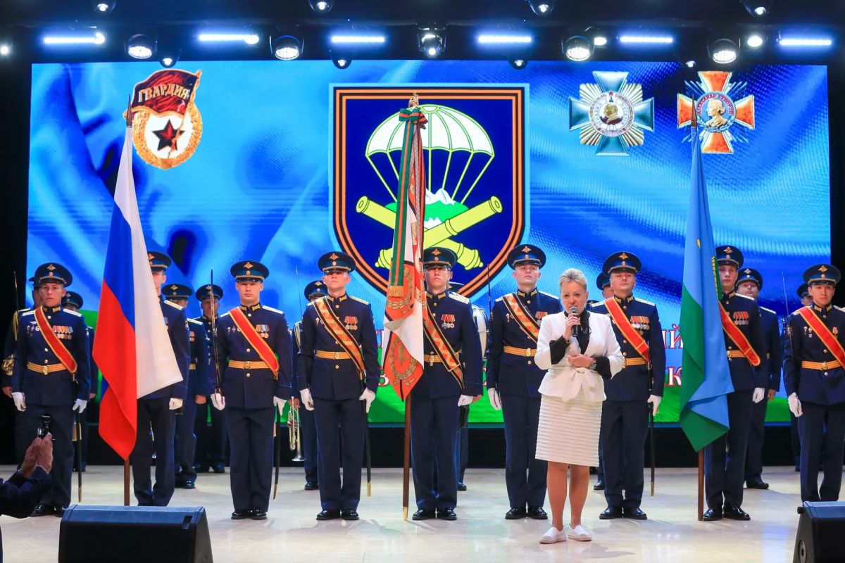 1141-й гвардейский артиллерийский ордена Кутузова полк награжден орденом Суворова