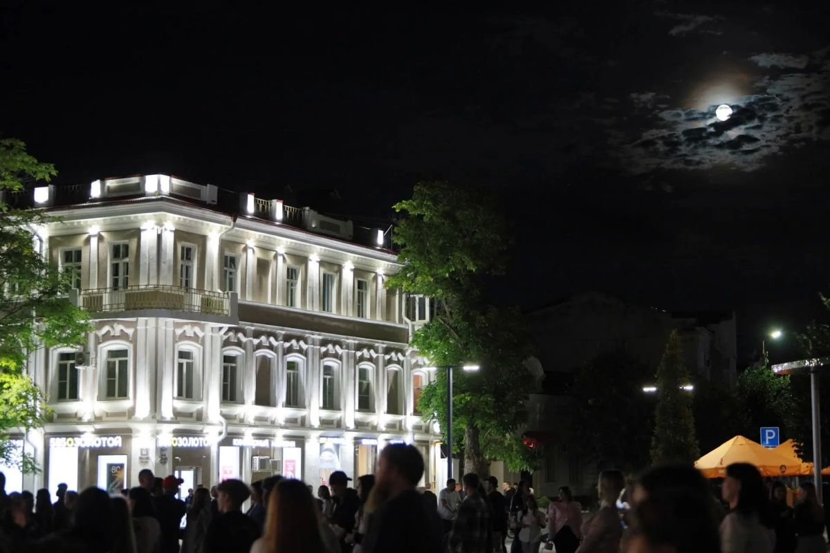 В Армавире продолжается праздничный концерт на Центральной площади В Армавире продолжается праздничный концерт на Центральной площади