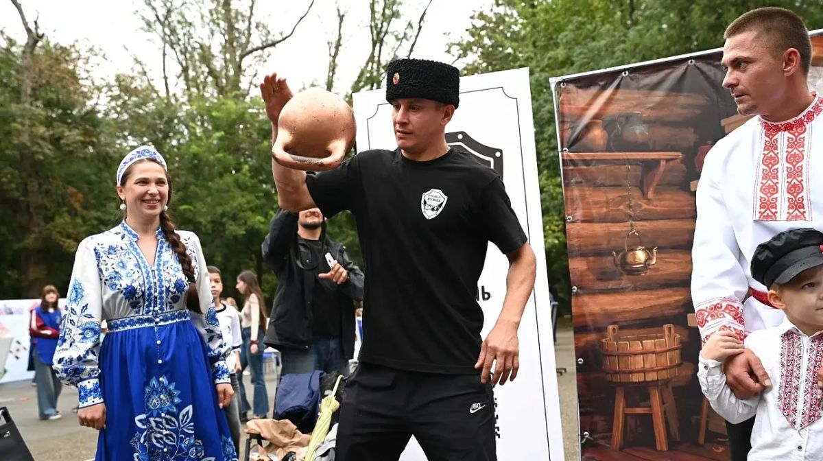 Евгений Наумов принял участие в празднике «Хоровод дружбы» в Краснодаре Евгений Наумов принял участие в празднике «Хоровод дружбы» в Краснодаре