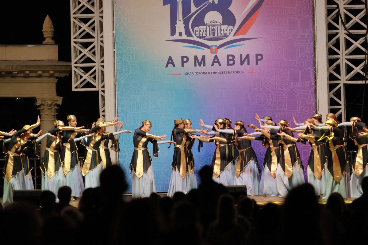 В Армавире продолжается праздничный концерт на Центральной площади В Армавире продолжается праздничный концерт на Центральной площади