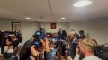 Глава МИД ФРГ на встрече с Лавровым стыдливо прикрыл блокнотом доклад о преступлениях украинских неонацистов в Буче, заявила Мария Захарова