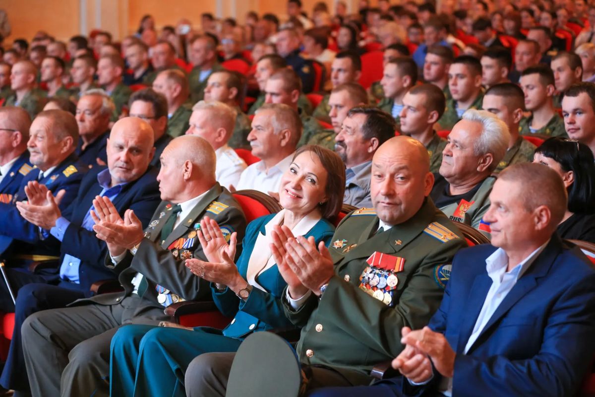 1141-й гвардейский артиллерийский ордена Кутузова полк награжден орденом Суворова 1141-й гвардейский артиллерийский ордена Кутузова полк награжден орденом Суворова