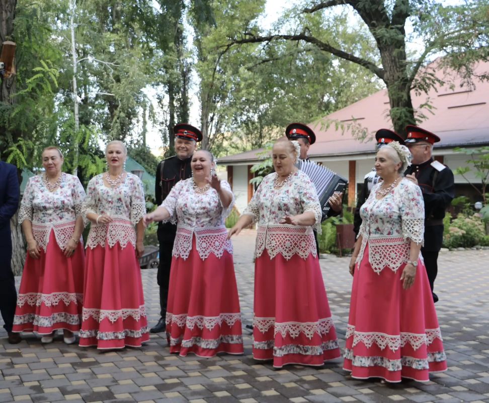 В Тбилисском районе представитель ведомства поздравил ветерана Великой Отечественной войны со 100-летним юбилеем В Тбилисском районе представитель ведомства поздравил ветерана Великой Отечественной войны со 100-летним юбилеем