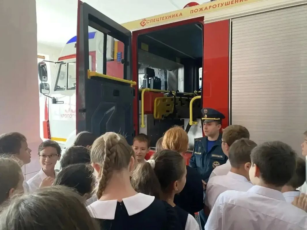 Школьники из Кропоткина побывали в пожарно-спасательной части Школьники из Кропоткина побывали в пожарно-спасательной части
