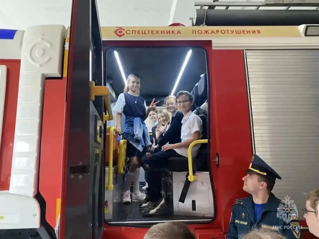 Школьники из Кропоткина побывали в пожарно-спасательной части
