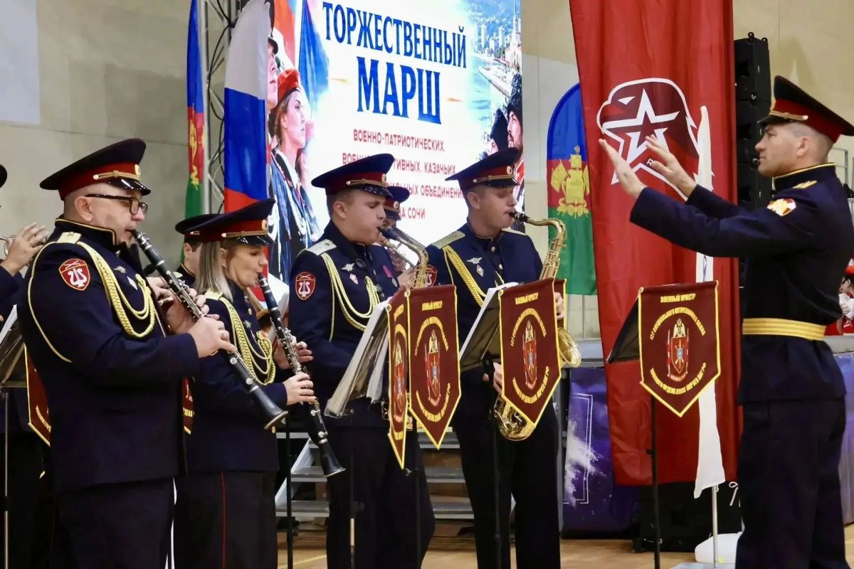В Сочи в торжественном марше приняли участие более 400 членов молодежных патриотических клубов и объединений В Сочи в торжественном марше приняли участие более 400 членов молодежных патриотических клубов и объединений