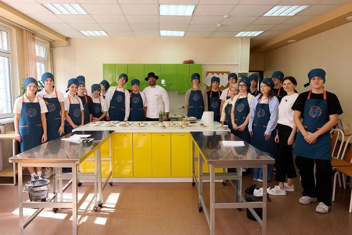 В Сочи для участников школьных «Кулинарных классов» урок провел шеф-повар Мсалам Карказан В Сочи для участников школьных «Кулинарных классов» урок провел шеф-повар Мсалам Карказан