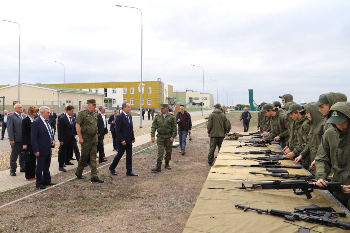 Депутаты кубанского парламента под руководством председателя ЗСК Юрия Бурлачко ознакомились с организацией начальной военной подготовки учащихся в Военно-патриотическом центре «Патриот» имени Героя РФ, генерала армии... Депутаты кубанского парламента под руководством председателя ЗСК Юрия Бурлачко ознакомились с организацией начальной военной подготовки учащихся в Военно-патриотическом центре «Патриот» имени Героя РФ, генерала армии...