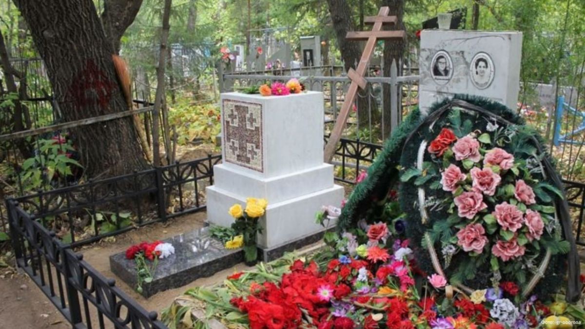 "Ужас": у брата основателя группы Егора Летова "Гражданская оборона" нет предположений, кто мог подкинуть свиную голову на могилу артиста "Ужас": у брата основателя группы Егора Летова "Гражданская оборона" нет предположений, кто мог подкинуть свиную голову на могилу артиста