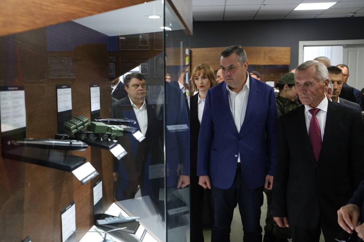 Депутаты кубанского парламента под руководством председателя ЗСК Юрия Бурлачко ознакомились с организацией начальной военной подготовки учащихся в Военно-патриотическом центре «Патриот» имени Героя РФ, генерала армии... Депутаты кубанского парламента под руководством председателя ЗСК Юрия Бурлачко ознакомились с организацией начальной военной подготовки учащихся в Военно-патриотическом центре «Патриот» имени Героя РФ, генерала армии...