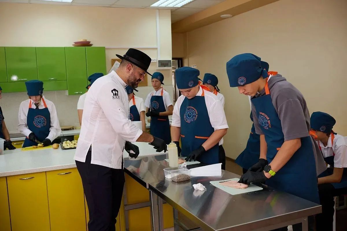 В Сочи для участников школьных «Кулинарных классов» урок провел шеф-повар Мсалам Карказан В Сочи для участников школьных «Кулинарных классов» урок провел шеф-повар Мсалам Карказан