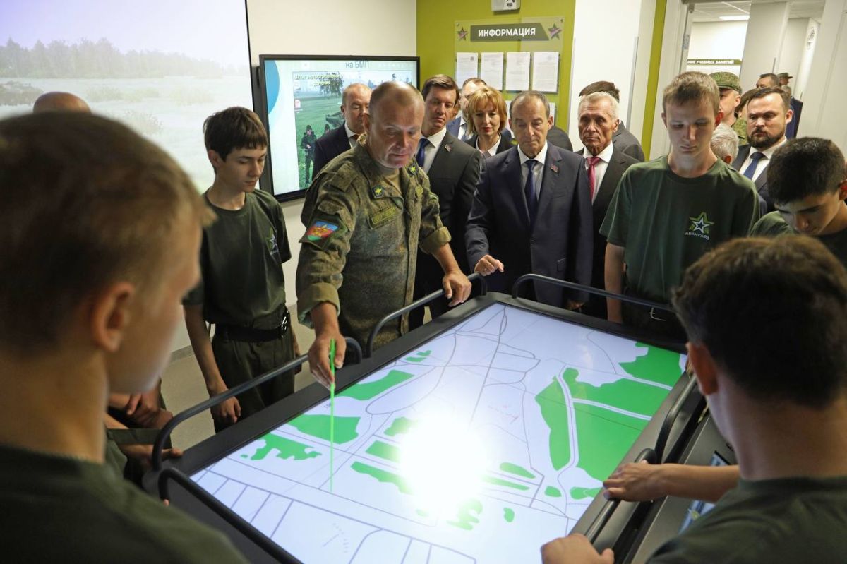 Депутаты кубанского парламента под руководством председателя ЗСК Юрия Бурлачко ознакомились с организацией начальной военной подготовки учащихся в Военно-патриотическом центре «Патриот» имени Героя РФ, генерала армии... Депутаты кубанского парламента под руководством председателя ЗСК Юрия Бурлачко ознакомились с организацией начальной военной подготовки учащихся в Военно-патриотическом центре «Патриот» имени Героя РФ, генерала армии...