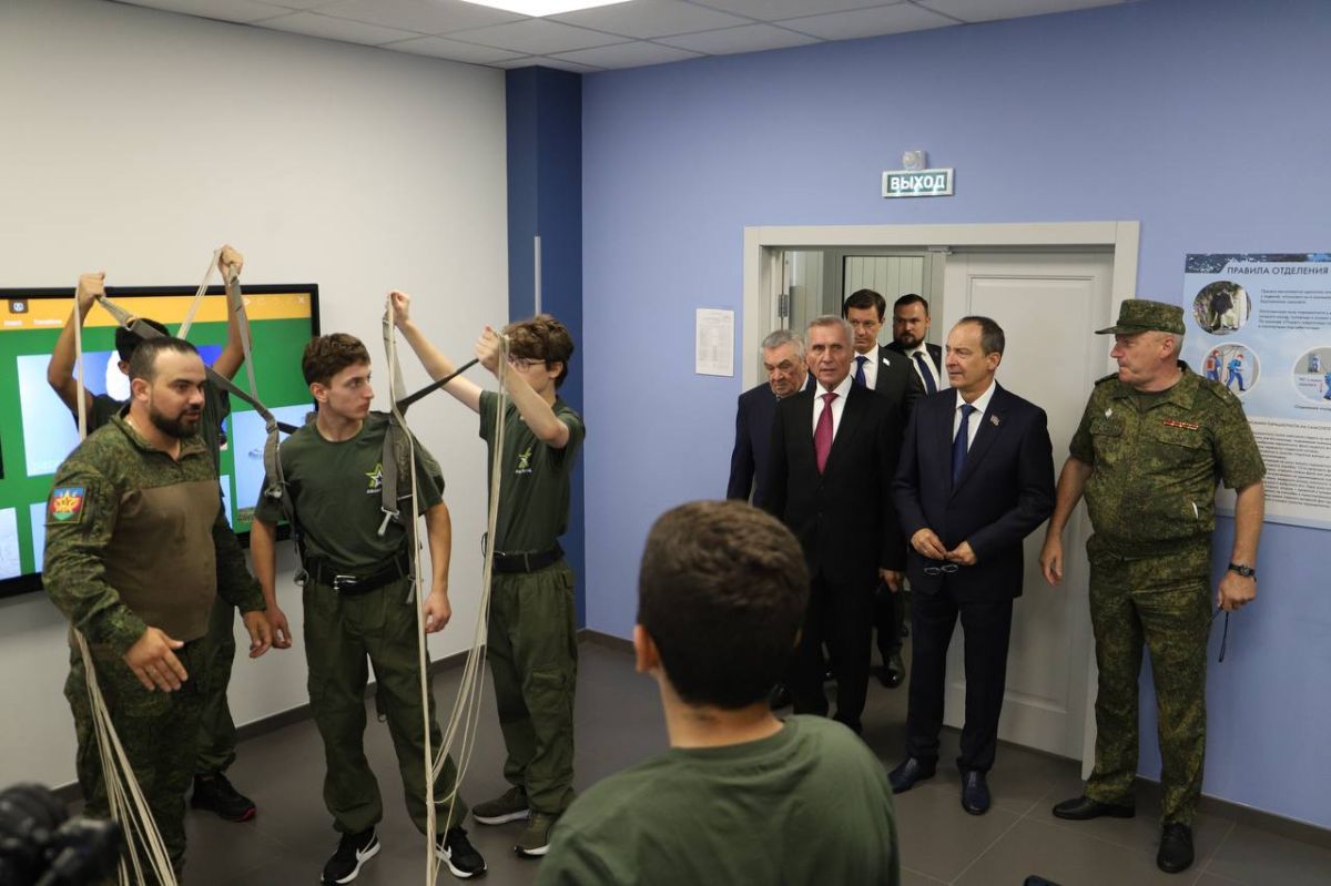 Депутаты кубанского парламента под руководством председателя ЗСК Юрия Бурлачко ознакомились с организацией начальной военной подготовки учащихся в Военно-патриотическом центре «Патриот» имени Героя РФ, генерала армии... Депутаты кубанского парламента под руководством председателя ЗСК Юрия Бурлачко ознакомились с организацией начальной военной подготовки учащихся в Военно-патриотическом центре «Патриот» имени Героя РФ, генерала армии...