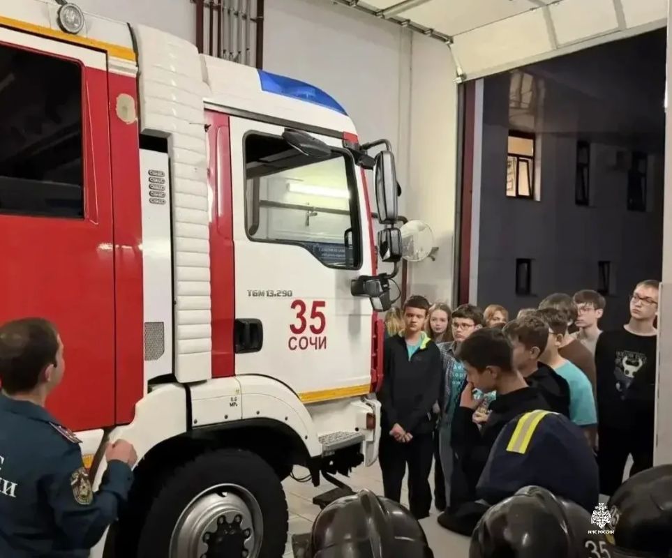 Уроки мужества и безопасности: «Сириус» учится у огнеборцев Сочи Уроки мужества и безопасности: «Сириус» учится у огнеборцев Сочи