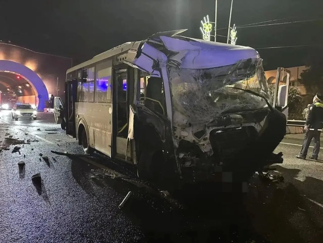 Автобус врезался в бетонную стену в Хосте Автобус врезался в бетонную стену в Хосте