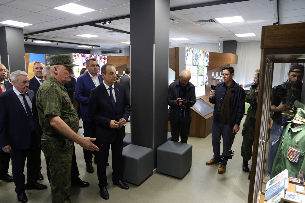 Депутаты кубанского парламента под руководством председателя ЗСК Юрия Бурлачко ознакомились с организацией начальной военной подготовки учащихся в Военно-патриотическом центре «Патриот» имени Героя РФ, генерала армии... Депутаты кубанского парламента под руководством председателя ЗСК Юрия Бурлачко ознакомились с организацией начальной военной подготовки учащихся в Военно-патриотическом центре «Патриот» имени Героя РФ, генерала армии...